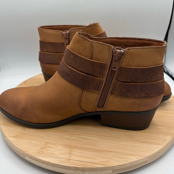 Clarks Addiy Cora Nubuck Camel Leather Bootie Womens Size 9.5 Side  Zip - Picture 2 of 10
